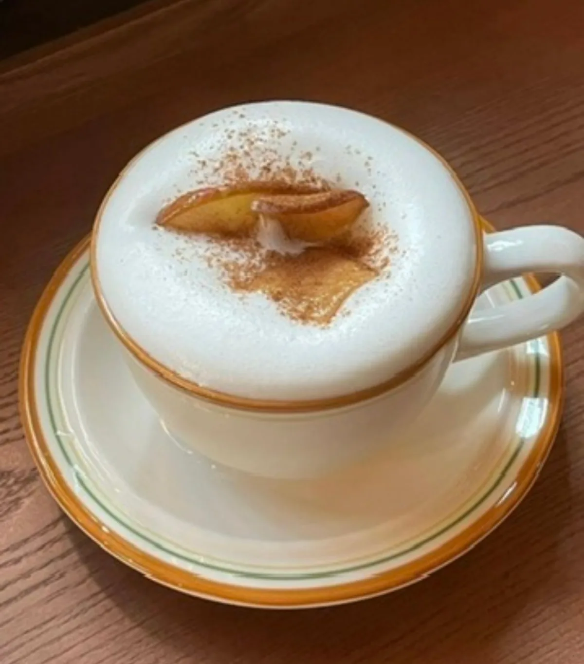 りんごを添えた泡立ちドリンク