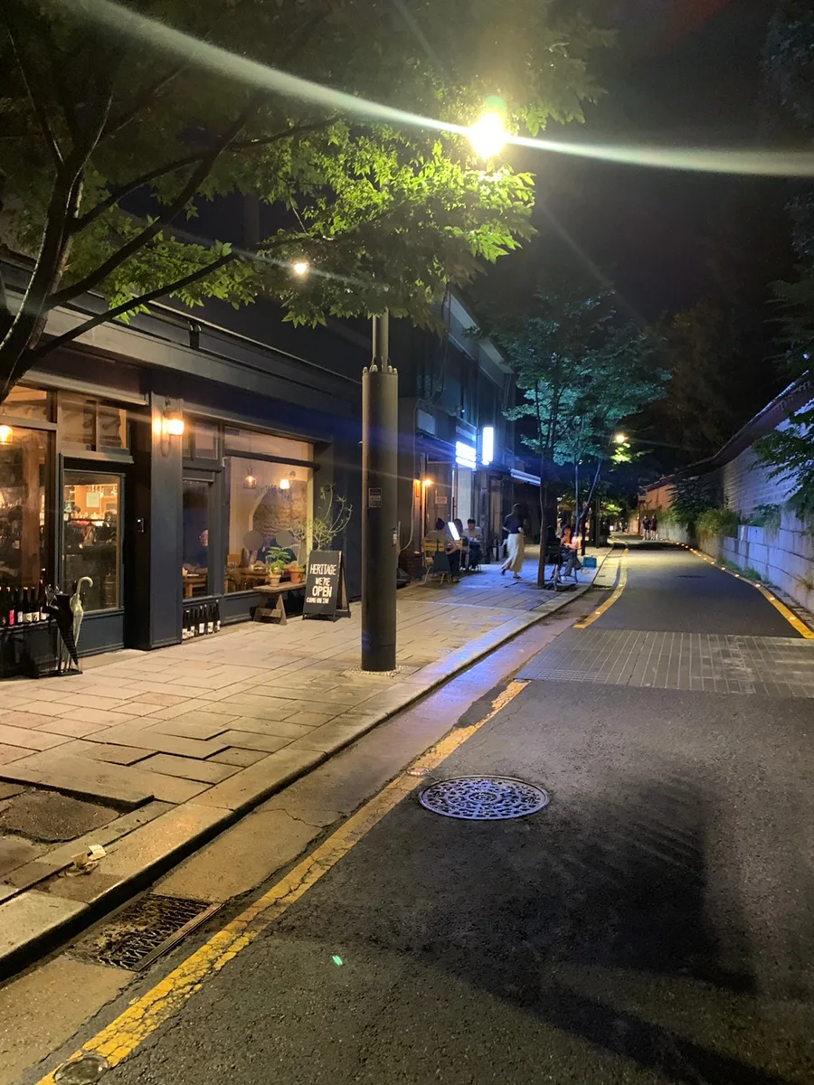 街灯に照らされた夜のカフェ通り
