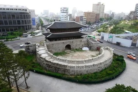 興仁之門