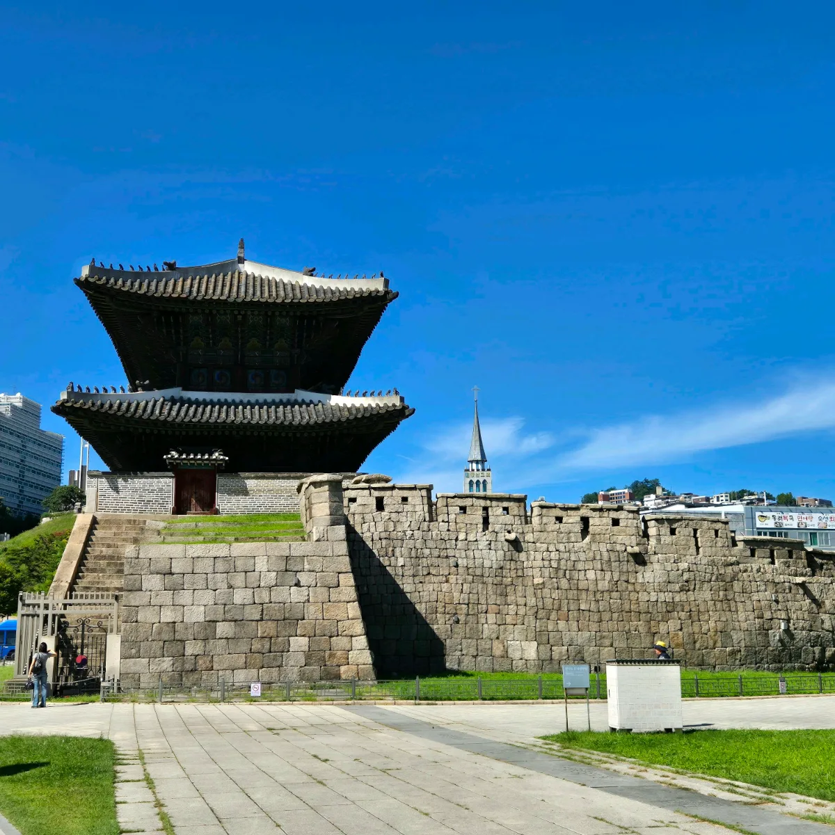 青空と石垣越しの興仁之門