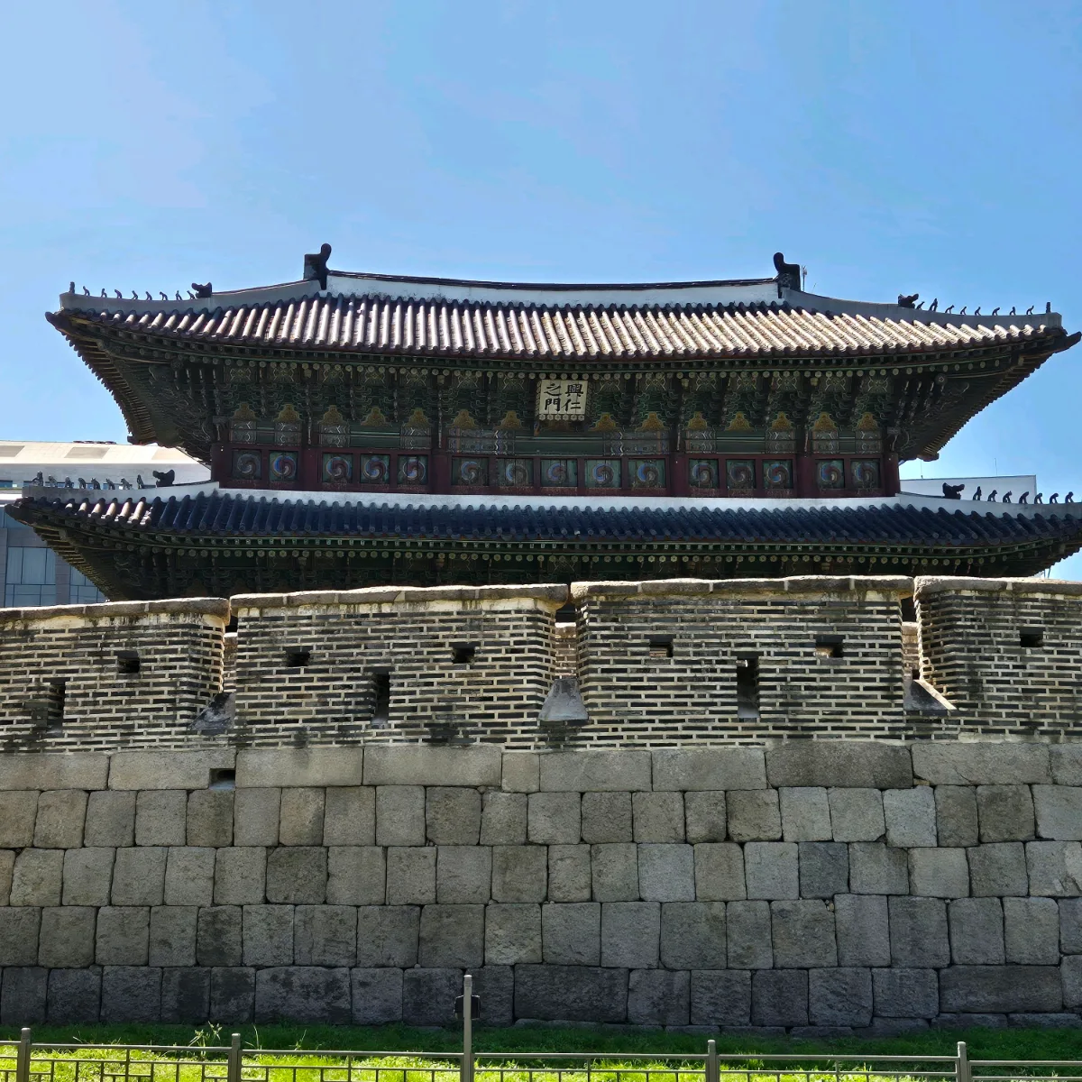 興仁之門 — 城壁正面に立つ興仁之門
