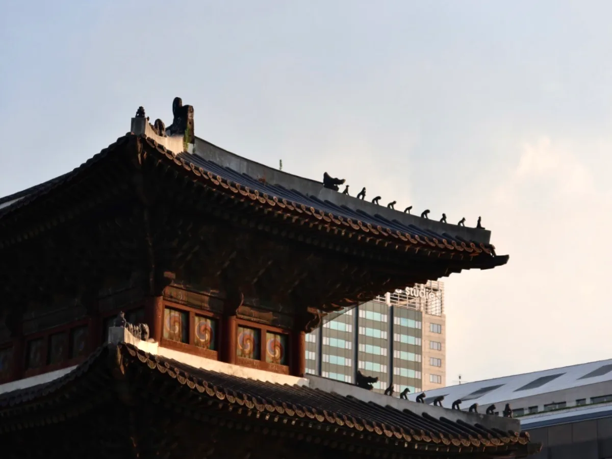 興仁之門 — 夕空に浮かぶ楼閣の瓦屋根