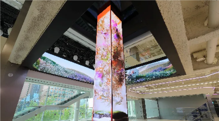 3〜4階をつなぐ縦長の大画面「HiKR Tower」
