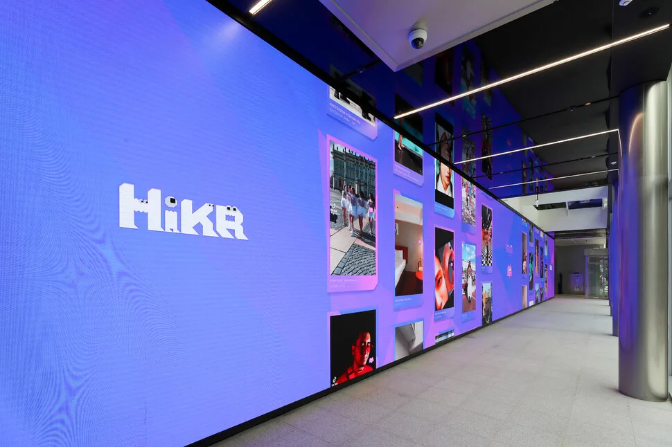 HiKRロゴが映る1階の映像壁