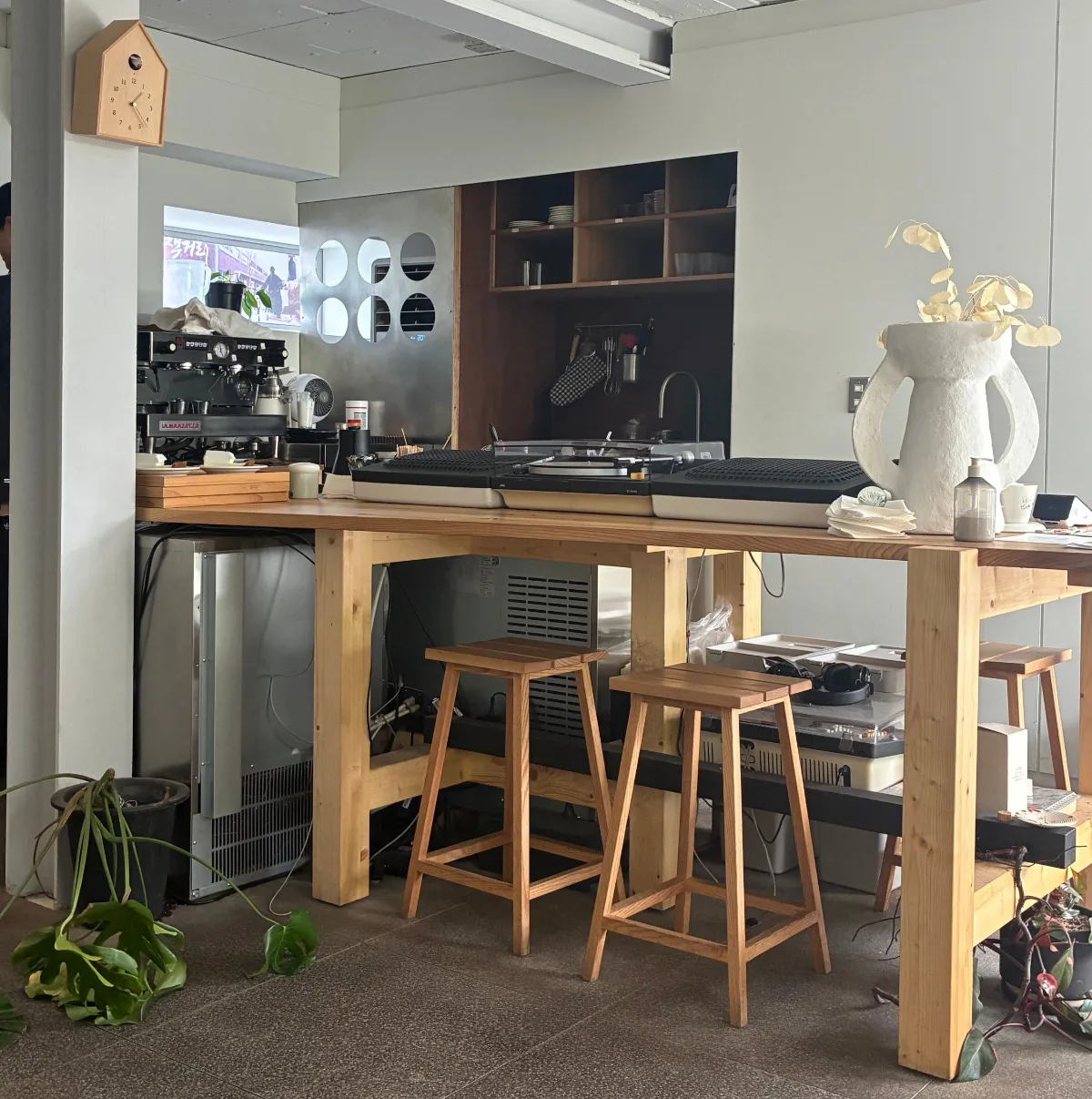 ターンテーブルとコーヒーマシンが並ぶカウンター