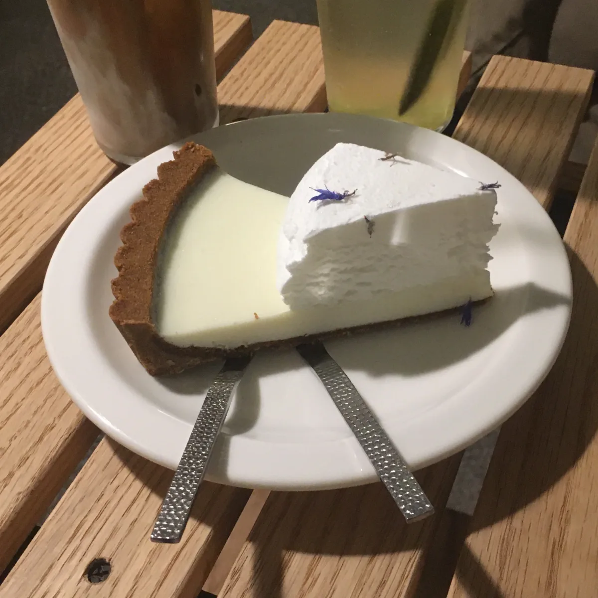 白いクリームをのせたパイ