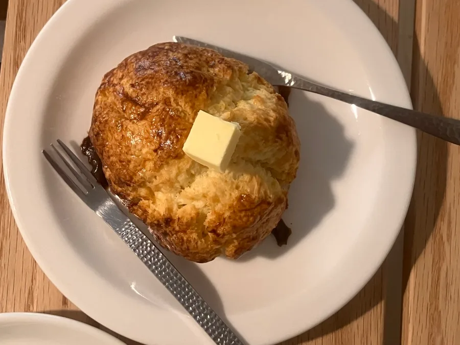 バターをのせたスコーン