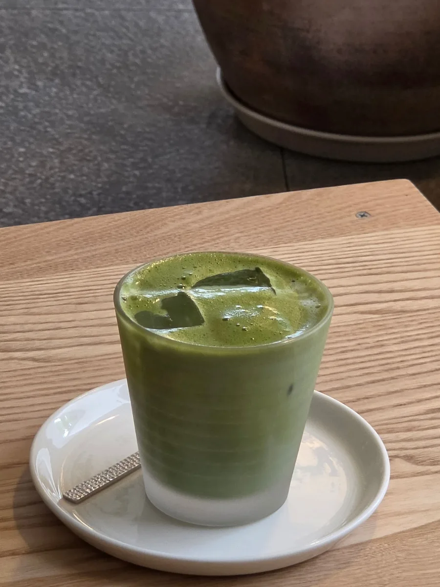 グラスに入ったアイス抹茶ラテ