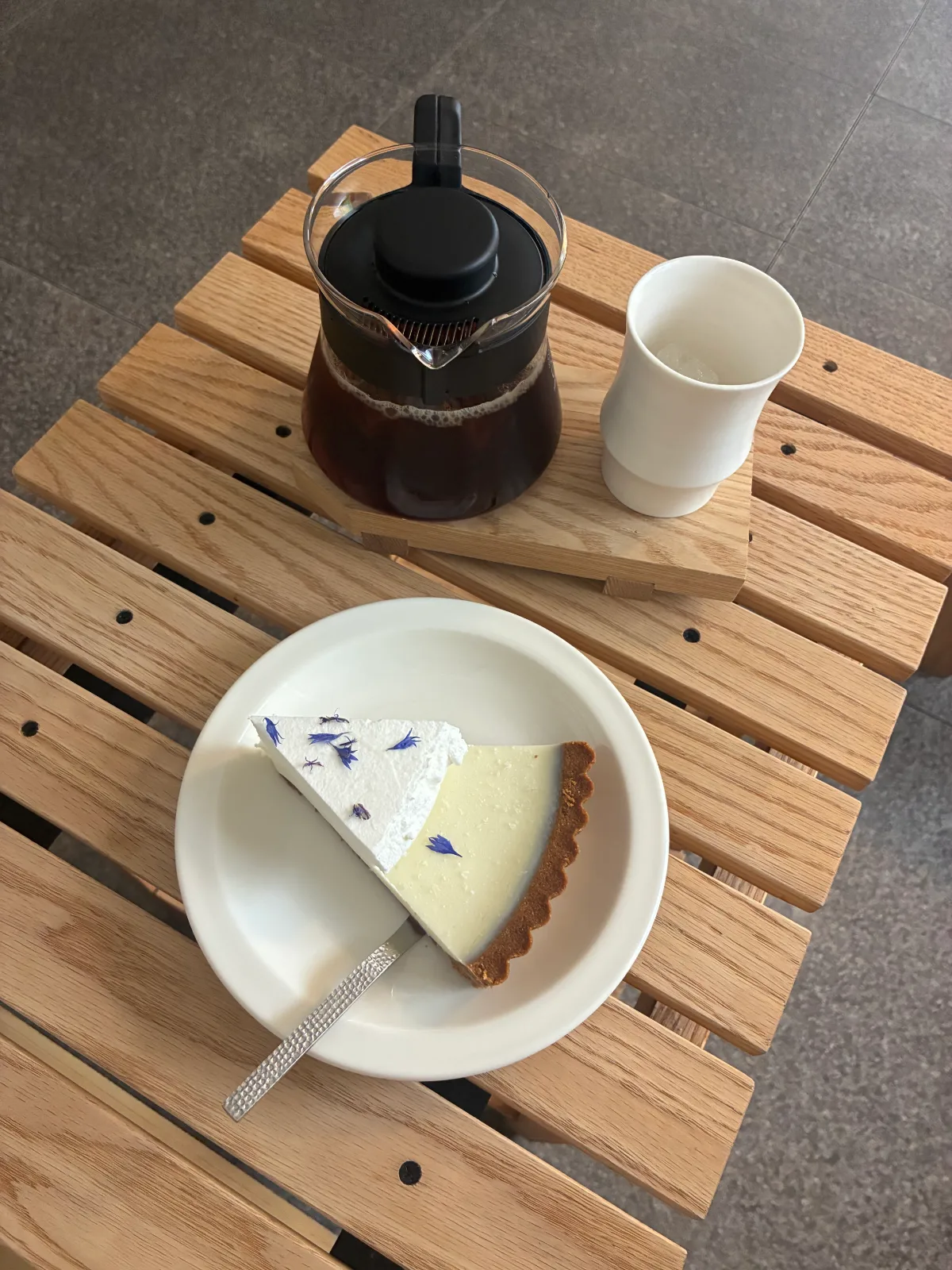 ポットのフィルターコーヒーとライムパイ