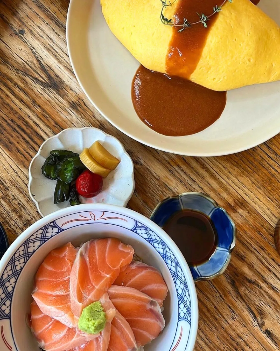 サーモン丼とオムライス