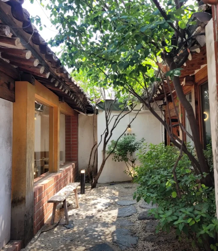 好好食堂 益善店 — 木漏れ日差す韓屋の中庭