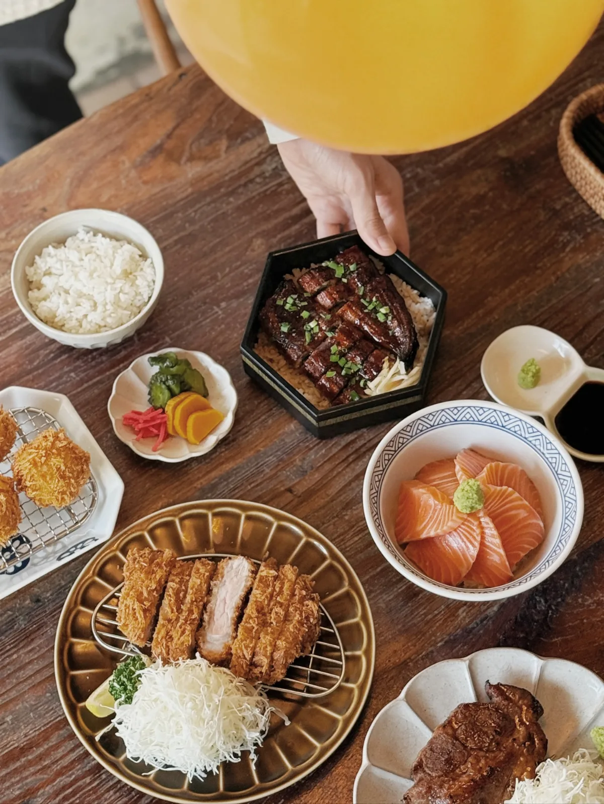 好好食堂 益善店 — カツとサーモン丼の食卓