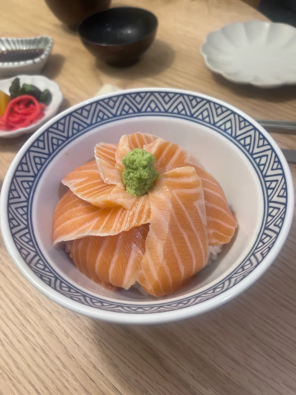 好好食堂 新世界センタムシティモール店 — サーモンを重ねた丼