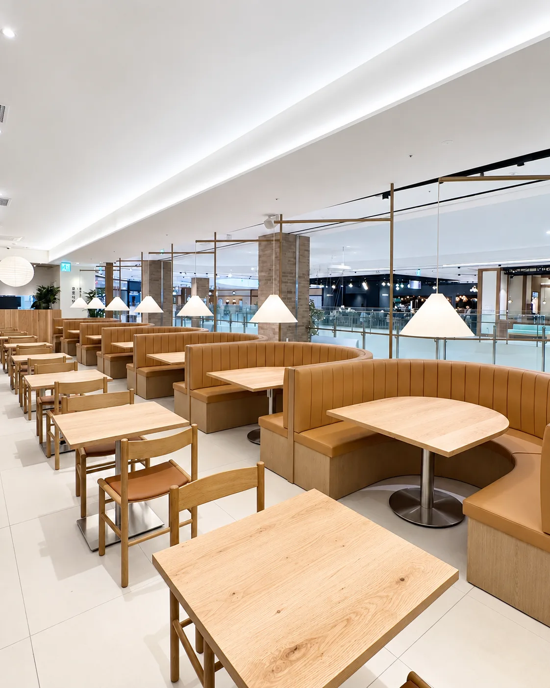 好好食堂 新世界センタムシティモール店 — 木のテーブルと曲線のソファ席