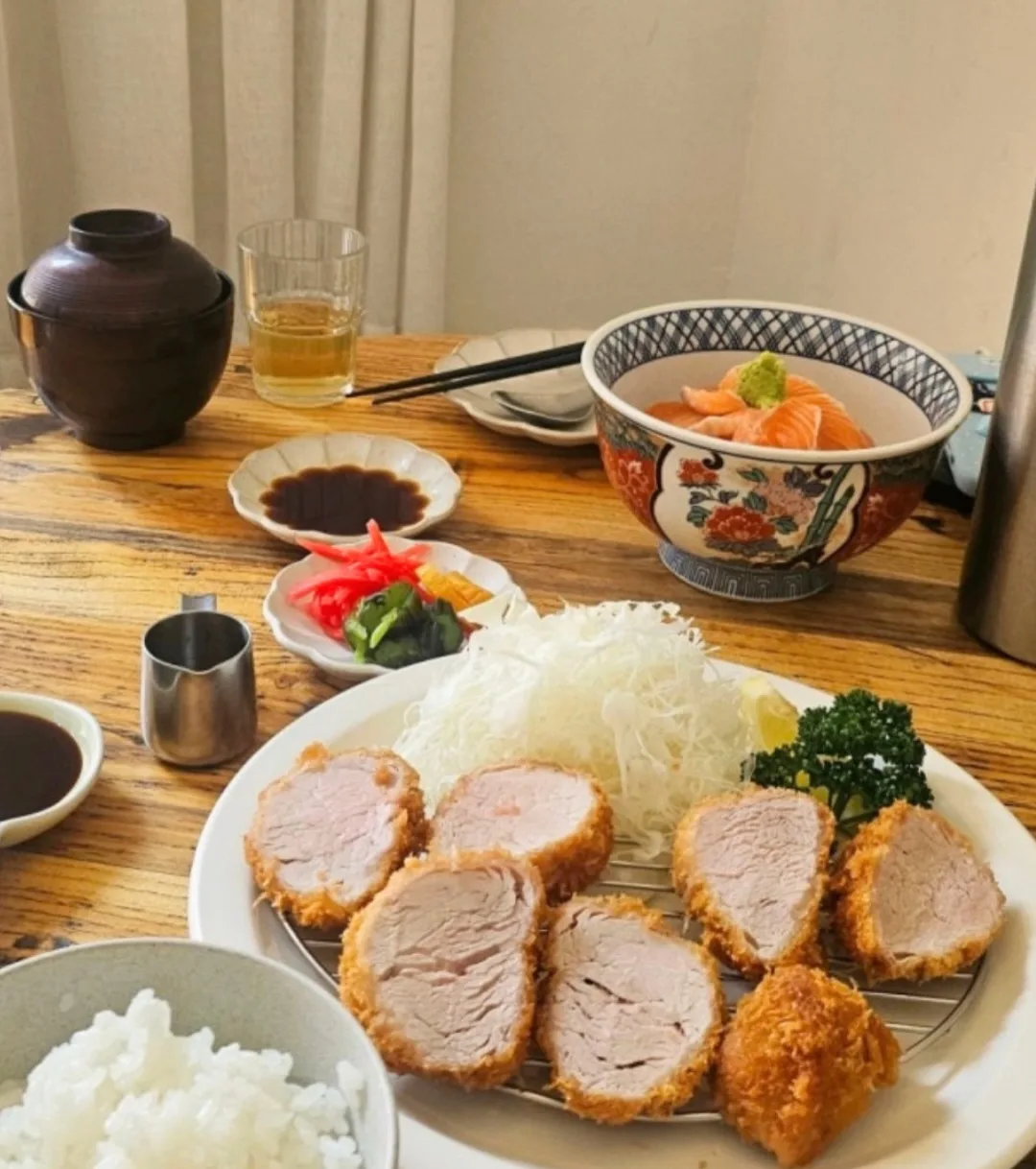 ご飯とヒレカツが並ぶ食卓