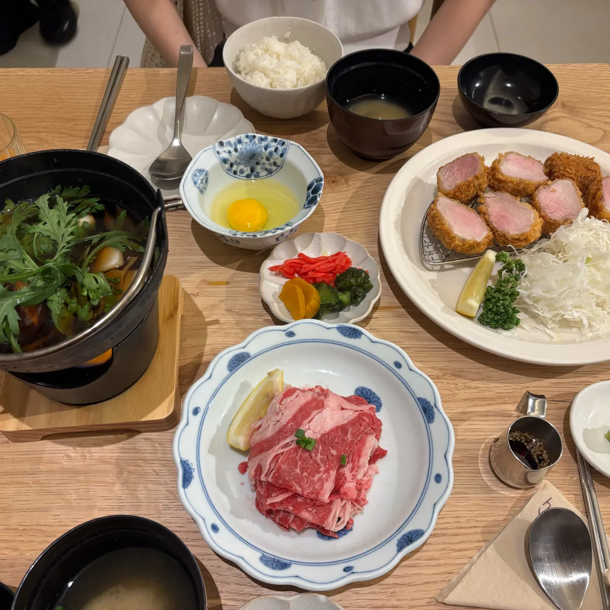 好好食堂 新世界センタムシティモール店 — カツと鍋料理が並ぶ食卓