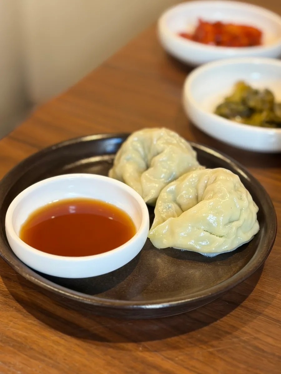 たれを添えた大ぶり餃子