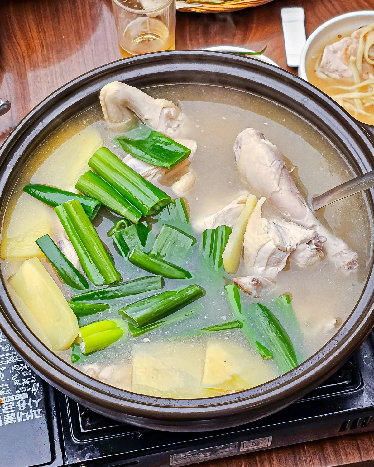 虎彝食 安国店 — 鶏肉とねぎを煮込む鍋