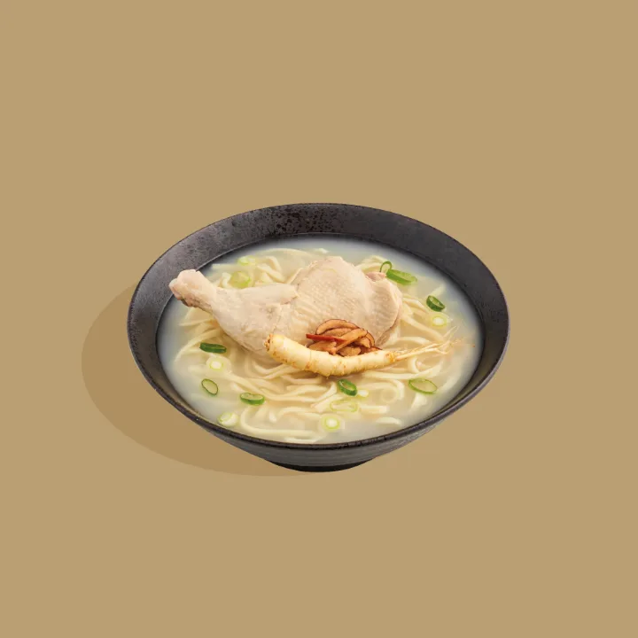鶏肉をのせた白いスープ麺