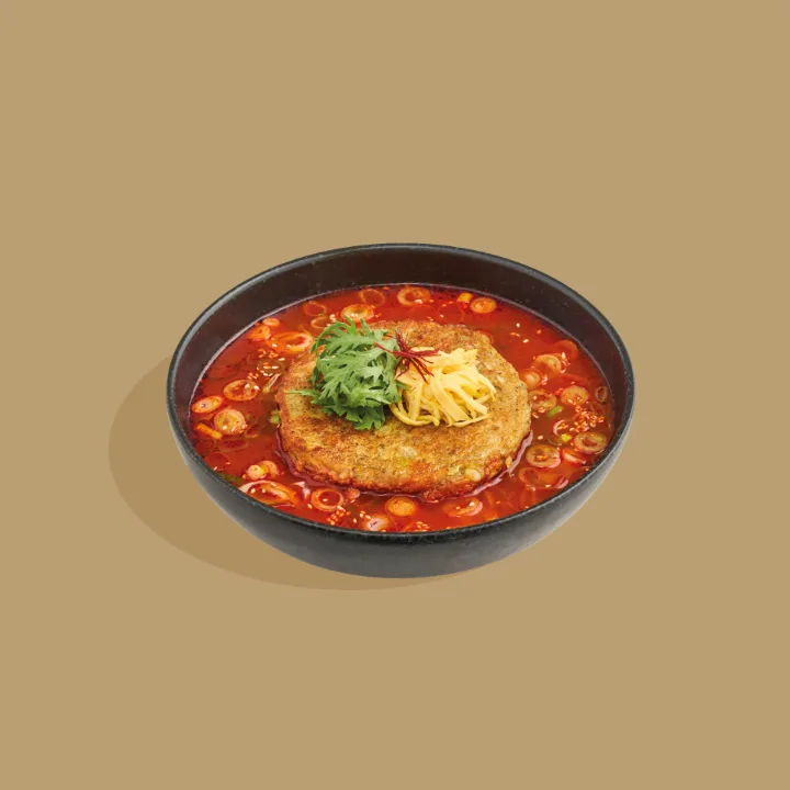 具材をのせた赤いスープ