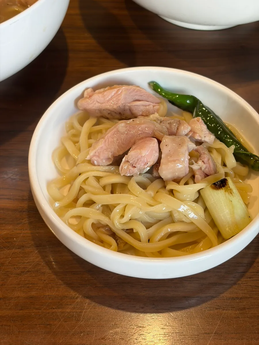 鶏肉と青唐辛子をのせた麺