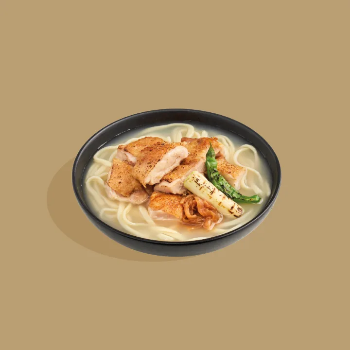 鶏肉と青菜をのせたスープ麺