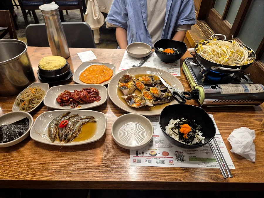 弘益ケジャン 弘大本店 — カニ料理が並ぶテーブル