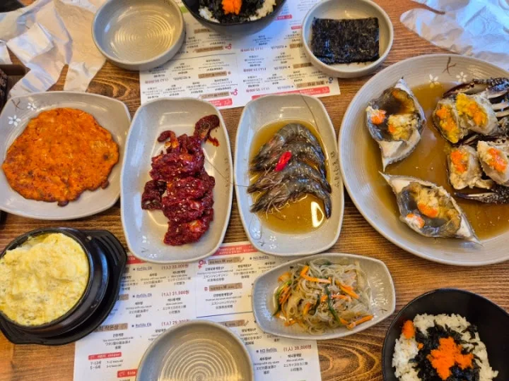 弘益ケジャン 弘大本店 — ケジャンやエビが並ぶ食卓