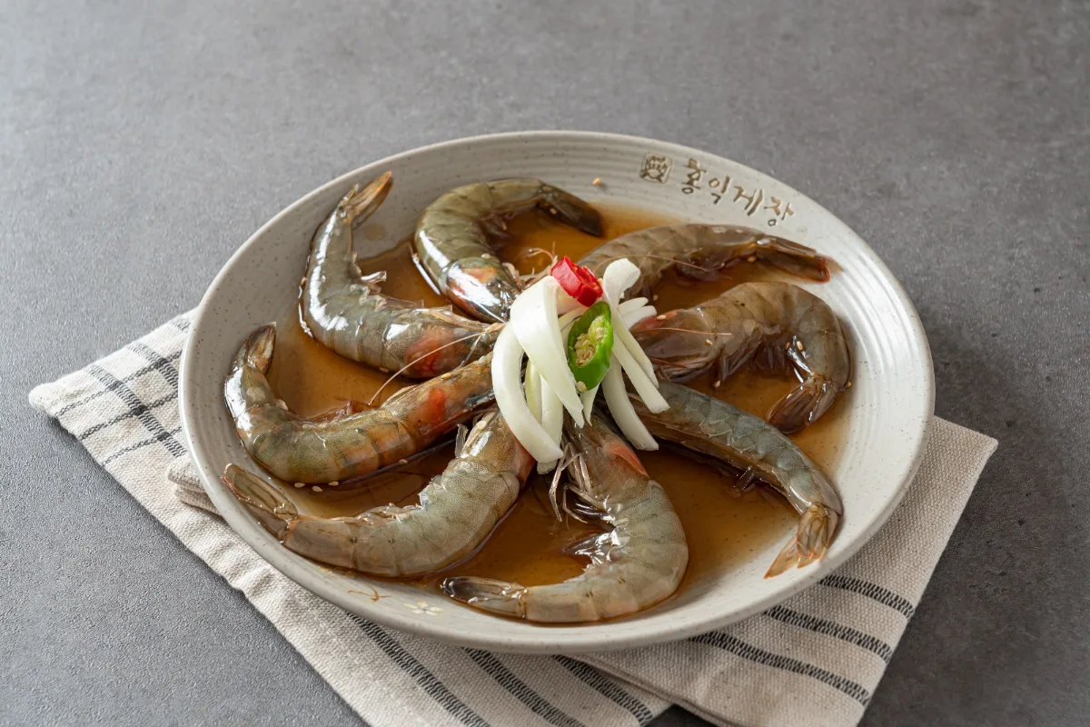 皿に盛られたエビの醤油漬け