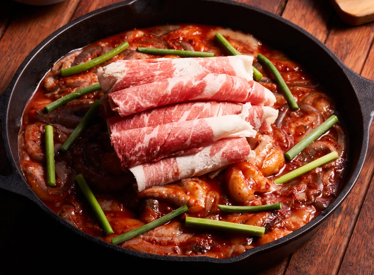 ホンスチュクミ 弘大本店 — 牛バラ肉をのせたイイダコ炒め