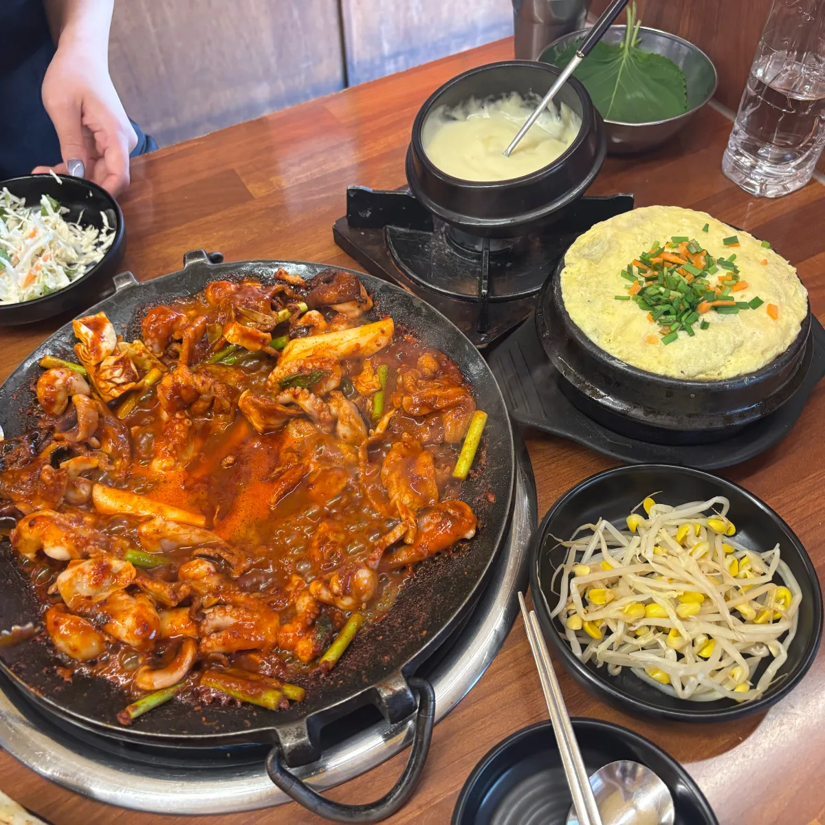 ホンスチュクミ 弘大本店 — イイダコ炒めと卵蒸しの食卓