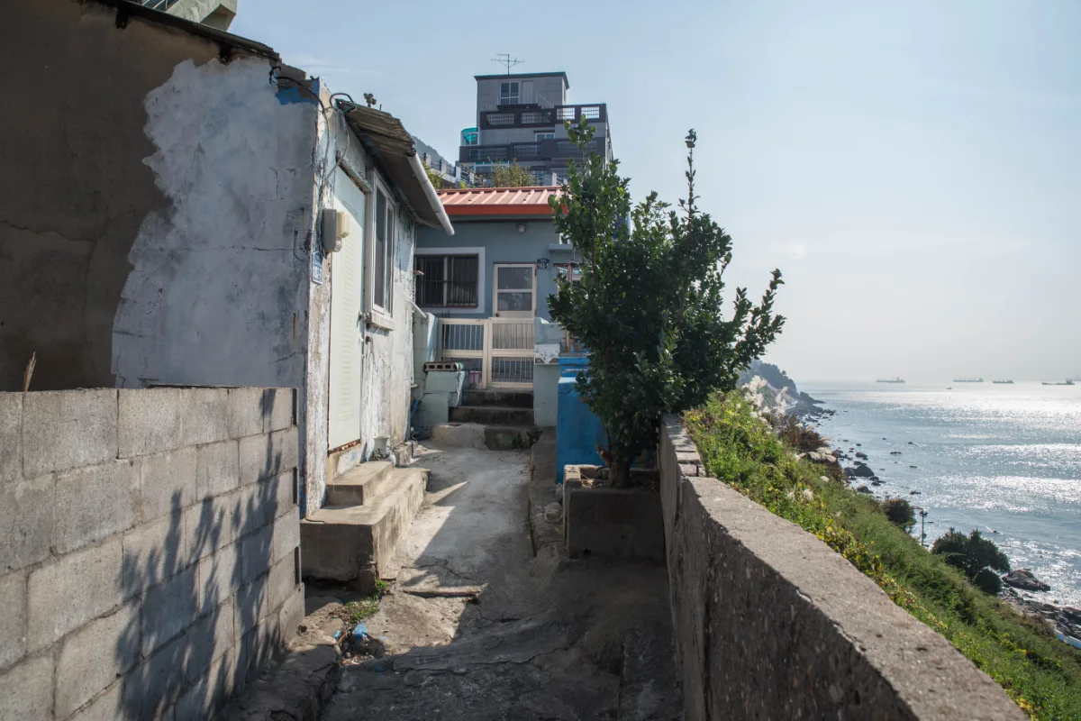 ヒンヨウル文化村 — 海沿いの路地と古い家並み