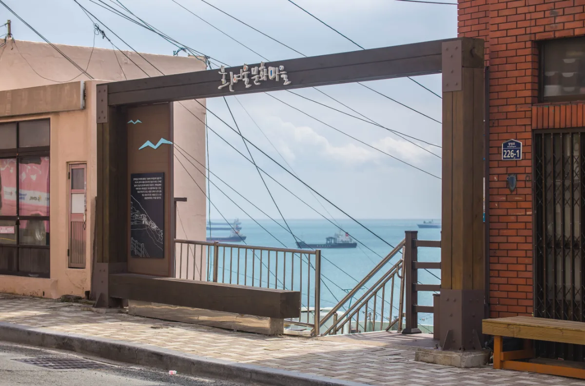 ヒンヨウル文化村 — 海を望む木枠の展望台