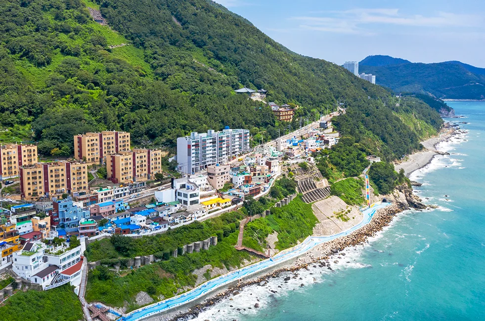 断崖に沿う集落と海岸遊歩道