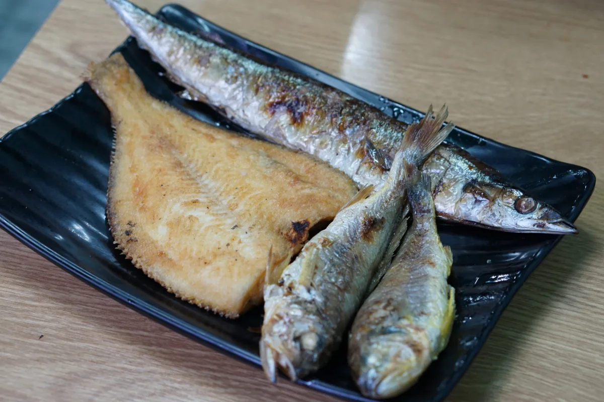 ヒラクカルチ — 黒皿の焼き魚盛り合わせ