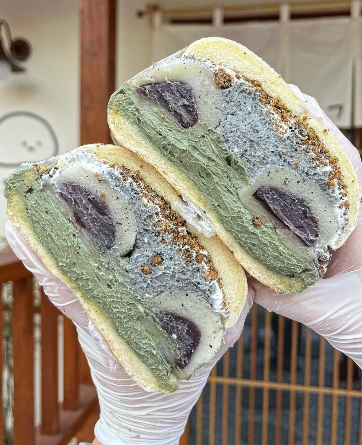 よもぎと黒ごま餅のサンド