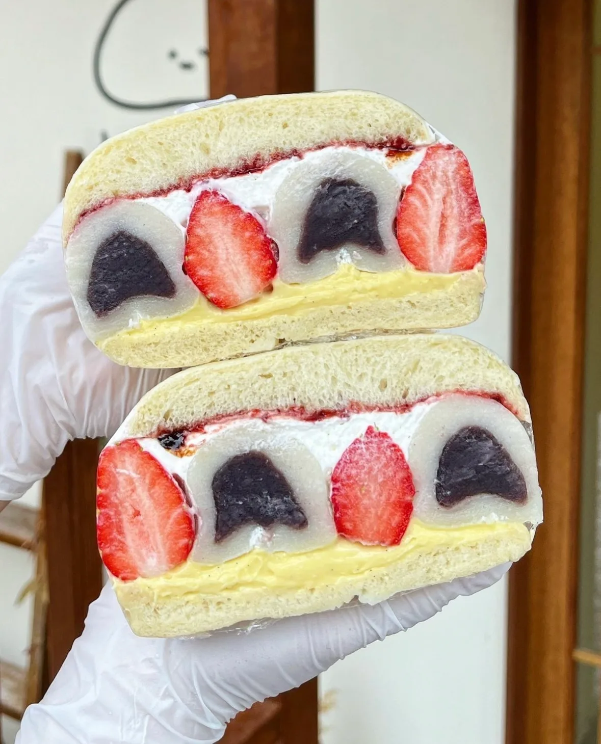 フワフワ — いちごと餅のサンド断面
