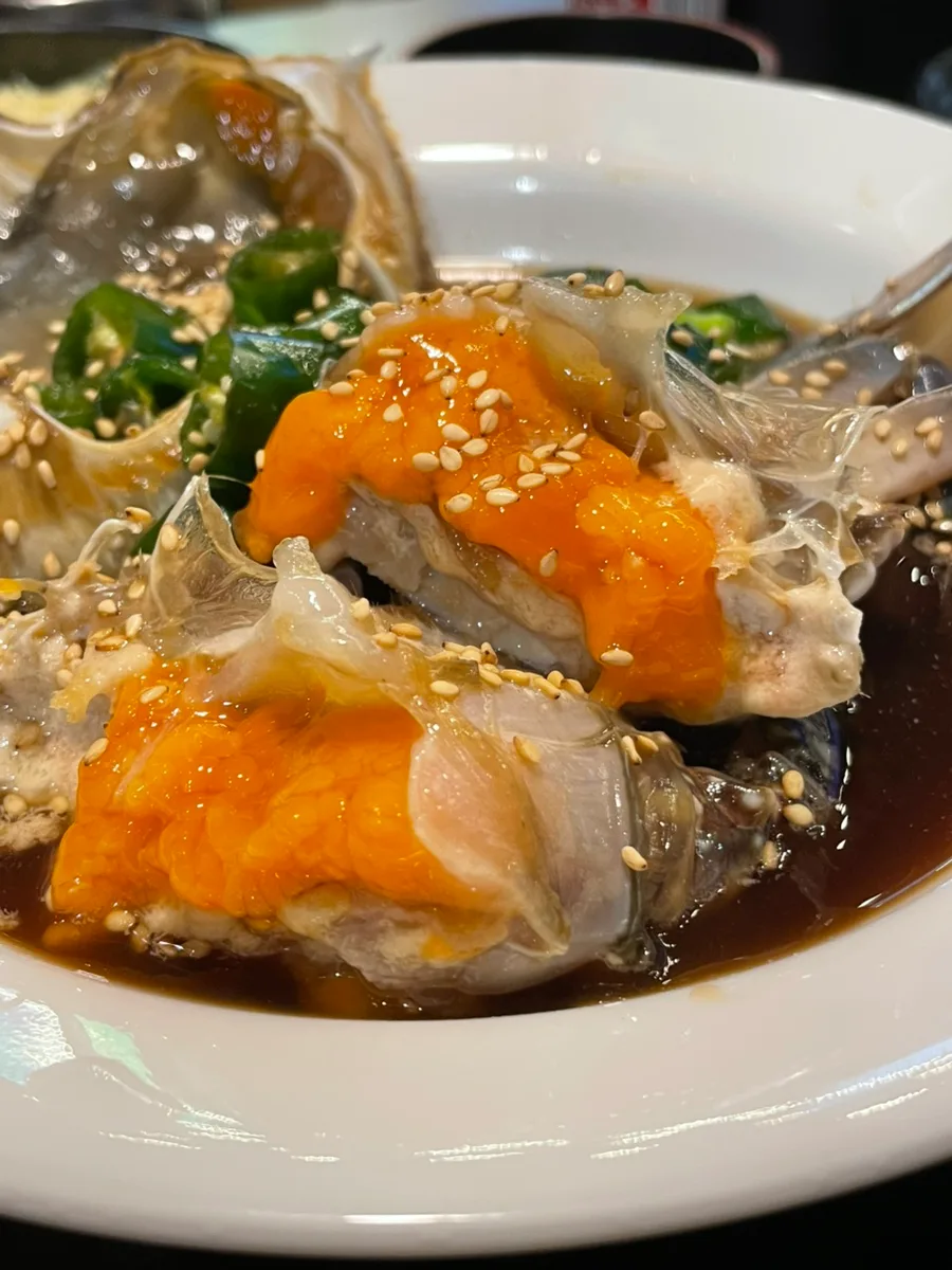 ファギエエ 本店 — 醤油だれに浸かったカニの身