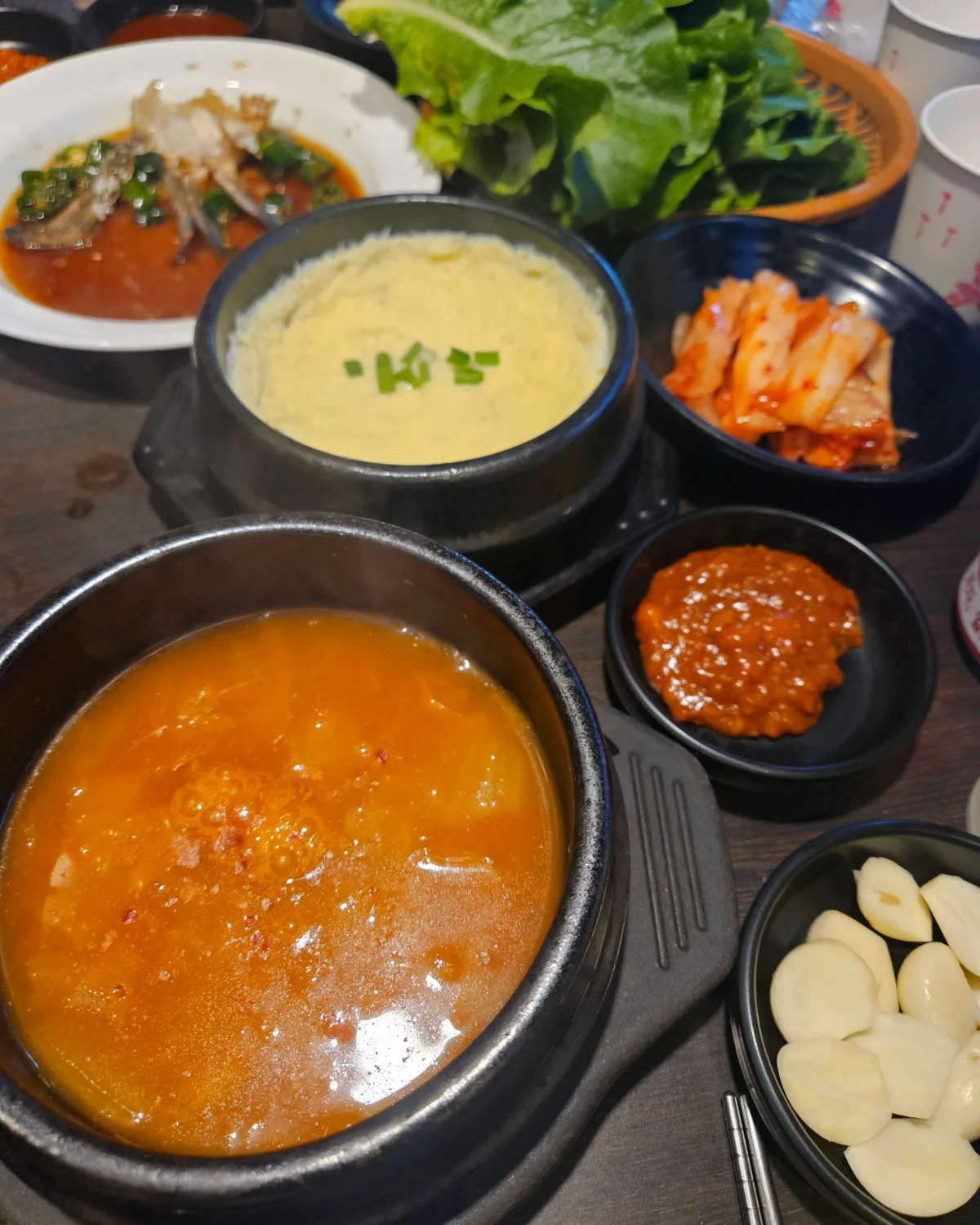 食事に付く蒸し卵とキムチチゲ
