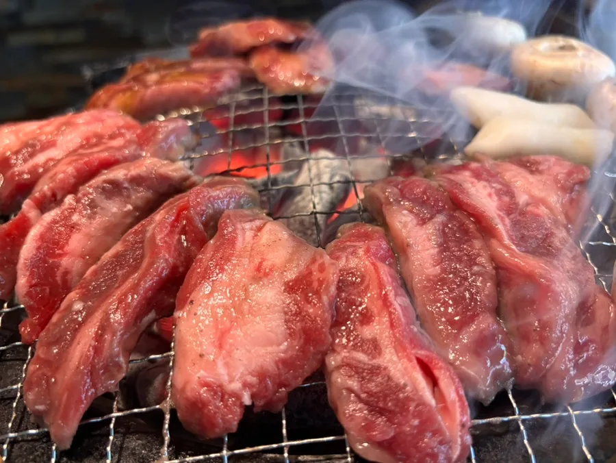 ファギエエ 本店 — 炭火の網で焼ける牛カルビ