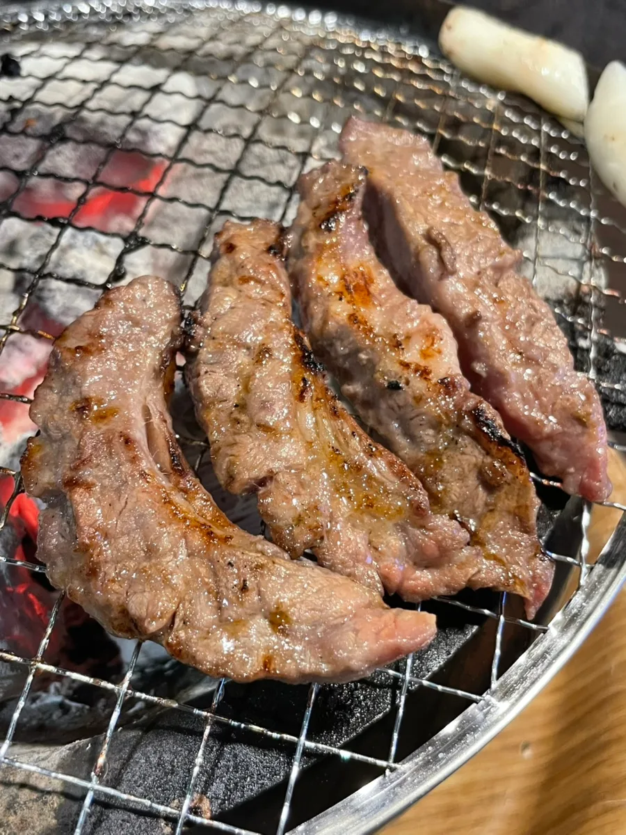 網の上で焼けるワインだれのカルビ