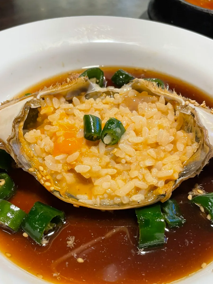 カニの甲羅でご飯を混ぜた一杯