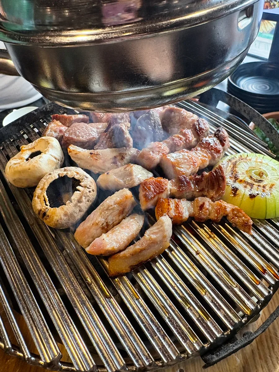 きのこと一緒に焼く豚肉の盛り合わせ