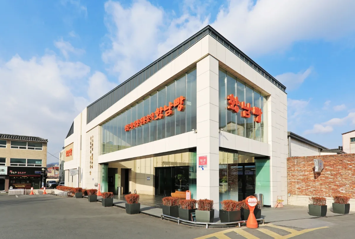 皇南パン 本店 — 皇南パン看板のガラス建物