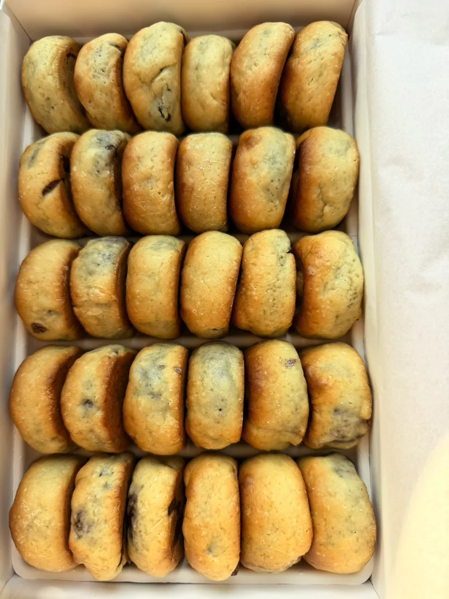 箱に整然と並ぶ焼き菓子