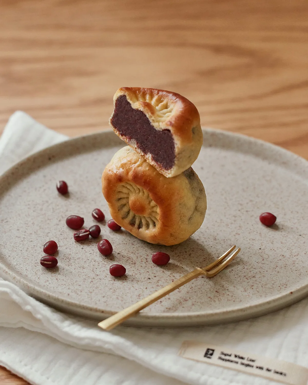 小豆を散らした皇南パン