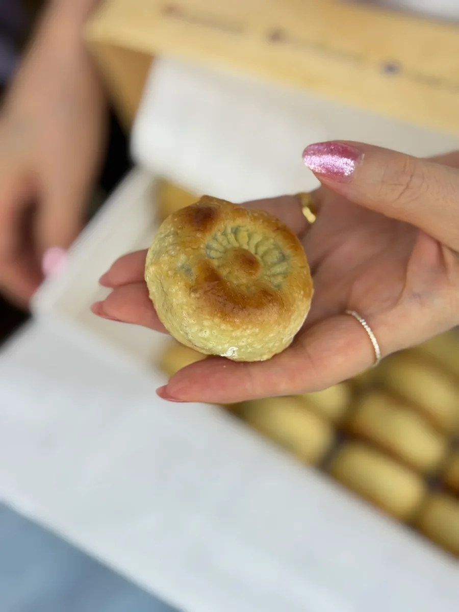 皇南パン 本店 — 手のひらに載せた丸い菓子
