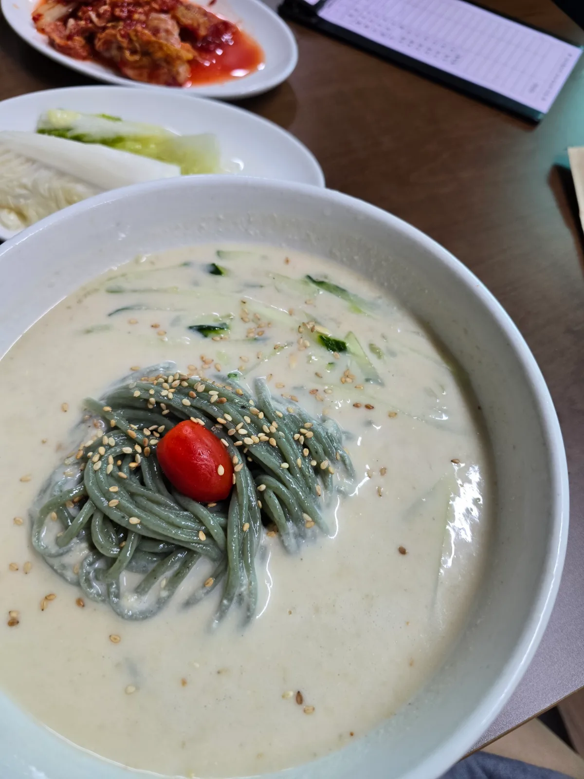 豆乳スープの緑色麺