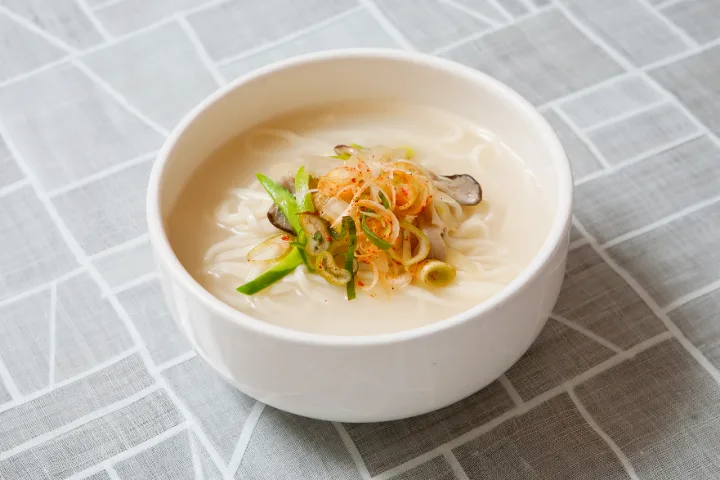白いスープに麺と具を盛った一杯
