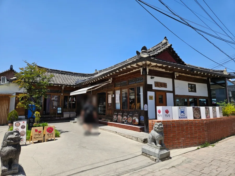郷花亭 — 瓦屋根の韓屋風店舗